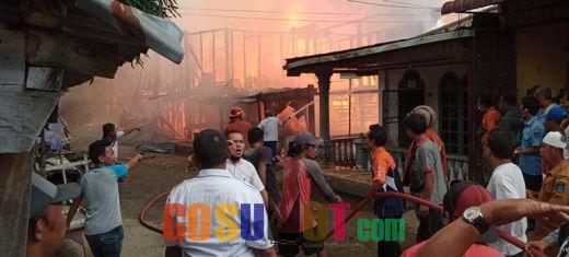 Puluhan Rumah di Pasar Belakang Sibolga Terbakar