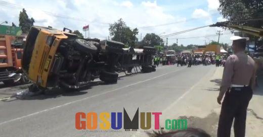 Truk Terbalik di Jalan Medan - Tebing Tinggi Macetkan Arus Lalulintas