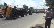 Truk Terbalik di Jalan Medan - Tebing Tinggi Macetkan Arus Lalulintas