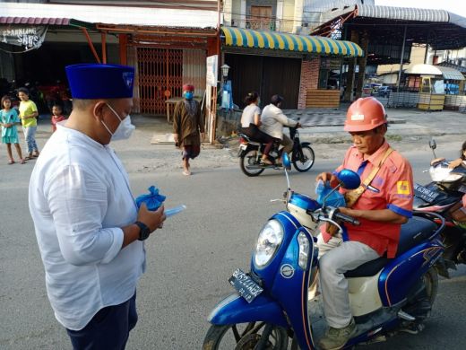 Komunitas Peci Biru Berbagi Takjil kepada Pengendara di Medan Amplas