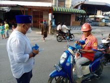 Komunitas Peci Biru Berbagi Takjil kepada Pengendara di Medan Amplas