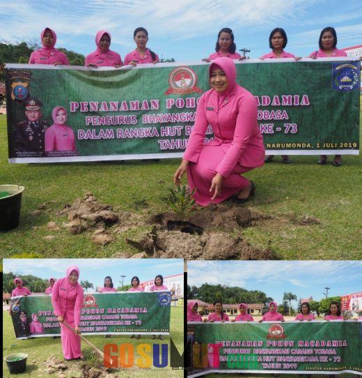 Tingkatkan O2 dan H2o Ketua Bhayangkari Tobasa Tanam Pohon Macadamia