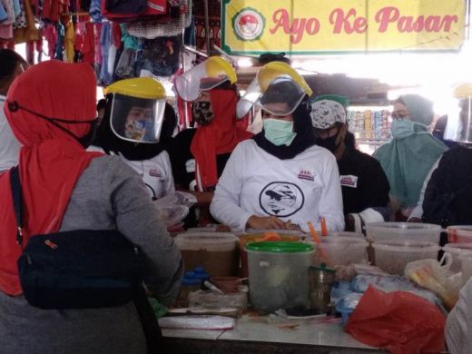 Relawan JAMU dan Istri Akhyar Kampanyekan Protokol Kesehatan di Pasar