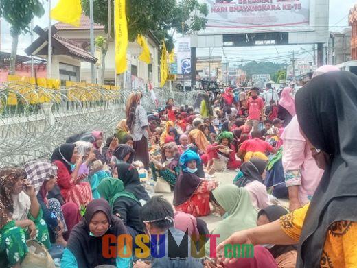 Blokade Jalan SM Raja, Massa Minta Polres Tapsel Bebaskan Warga yang Ditahan