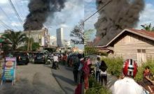 Percikan Api Las  Bakar Pabrik Ban, Warga Heboh Lihat Asap Hitam Membumbung Tinggi