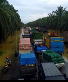 Dampak Bencana Banjir, Pasokan Sembako ke Aceh Terancam, Lintasan Aceh Tamiang Macet Total
