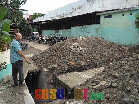 Satu Bulan Lebih, Perbaikan Drainase di Jalan Harimau Belum Juga Tuntas