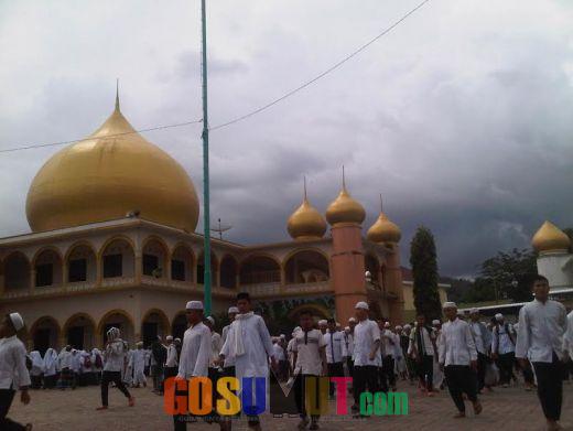 Ribuan Massa Penuhi Halaman Masjid Al Abror untuk Doa dan Sholat Bersama