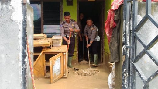 Petugas Kepolisian Ikut Bersih-bersih Rumah Warga Korban Banjir di Serbelawan