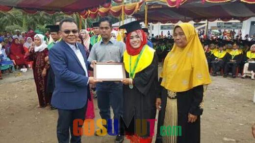 Wisudawati Terbaik STAIBR Sibuhuan Raih Beasiswa S2