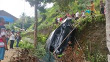 Sopir Ngantuk, Satu Mobil Terjun Bebas di Sibolga 