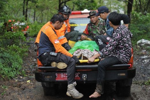 5 Tewas Tertimbun Longsor di Jalur Sumbar-Riau