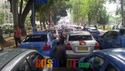 Ratusan Sopir Taksi Serbu Bandara Kualanamu Medan