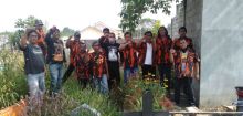 Pemuda Pancasila Bersihkan TPU di Pondok Bambu dan Perbaungan