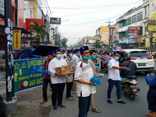 Peci Biru Indonesia Salurkan 1.000 Paket Takjil ke Pengendara