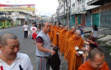 Umat Budha di Rantauprapat Bagikan Pindapatta pada Bikkhu dan Samanera