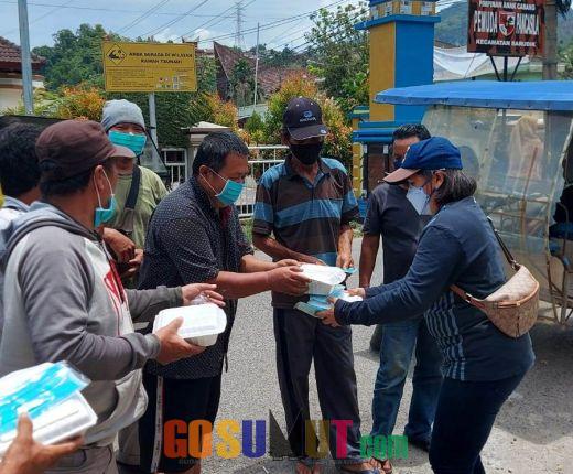 Anggota DPRD Tapteng Berbagi Nasi Kotak ke Abang Betor