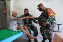 Peringati HUT TNI ke-76, Korem 011/LW Salurkan Bantuan ke Veteran dan Warakawuri