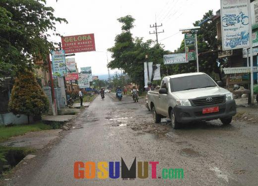 Hati-hati ! Banyak Lubang Maut di Jalan Karya Jaya Namorambe