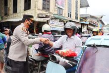 Polres Padang Sidempuan bagi-bagi Bansos Untuk Pengemudi Betor