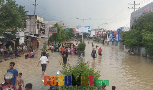 Jalan Sudirman Lumpuh Total, Warga Menju Kota Tebing Putar Arah