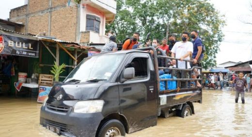 Bobby Nasution Batalkan Seluruh Agenda, Pilih Pantau dan Bantu Korban Banjir di Medan