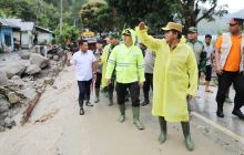 Banjir Bandang di Humbahas Rusak Puluhan Rumah dan Seret 12 Orang,  Pj Gubernur Sumut Tinjau Korban