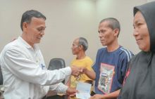 Pj Wali Kota Padangsidimpuan Serahkan Bantuan Kepada 11 Korban Bencana Alam dan Bencana Sosial