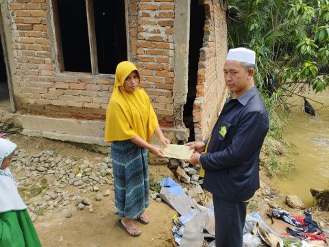 Jemaah Majelis Talim Amalia Hutaibus Lubuk Barumun Salurkan Bantuan untuk Korban Bencana Banjir Janjilobi
