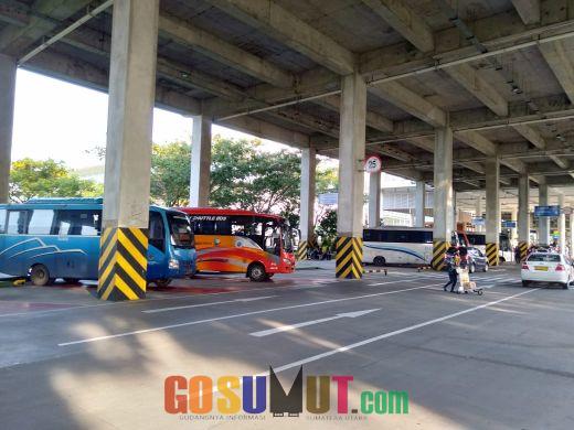 Rebutan Sewa, Sopir Bus Bandara  Dan Sopir Gojek Bentrok