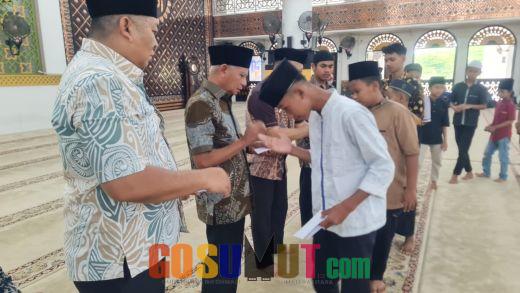 BK Masjid Agung H. Achmad Bakrie Kisaran dan Bupati Asahan Salurkan Bantuan Kepada Anak Yatim dan Abang Becak