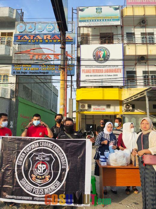 Sahabat Polisi Berbagi Takjil dan Masker di Rantau Selatan