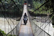 Pembangunan Jembatan Gantung di Desa Kampung Baru Madina Terancam Gagal, Warga: Sakitnya Buka Main