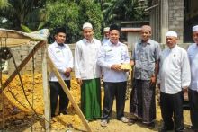 Kakan Kemenag Palas Serahkan Bantuan ke Masjid Baitul  Al-Mannan di Desa Subulussalam