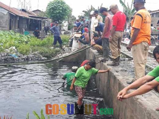 Antisipasi Banjir, Kecamatan Medan Labuhan Bersihkan Gorong-gorong Bawah Rel Kereta Api