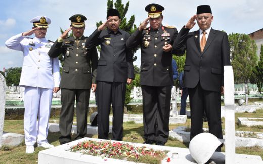 Peringati HUT Ke-72 TNI, Tengku Erry Ziarahi Makam Pahlawan