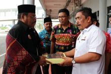 Sekda Tapsel Ulosi Rombongan Wagub Maluku Utara