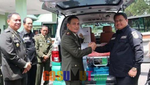 H Buyung Serahkan Mobil Ambulance ke Komandan Rindam I/BB