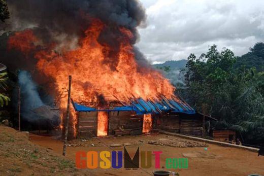 Diduga Korsleting Listrik, 2 Rumah di Sibabangun Terbakar