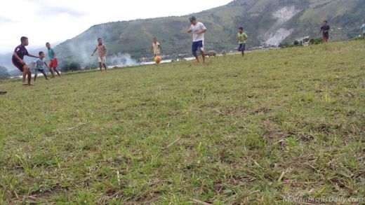 Miris, Anak Desa Samosir Bermain Bola di Lahan Persawahan