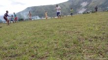 Miris, Anak Desa Samosir Bermain Bola di Lahan Persawahan