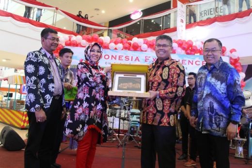Hj Rita Kenalkan Batik Medan & Songket Deli Di Kuching Malaysia