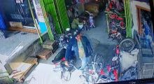 Terekam CCTV, Pria Bertopi Bawa Kabur Sepeda Milik Polisi