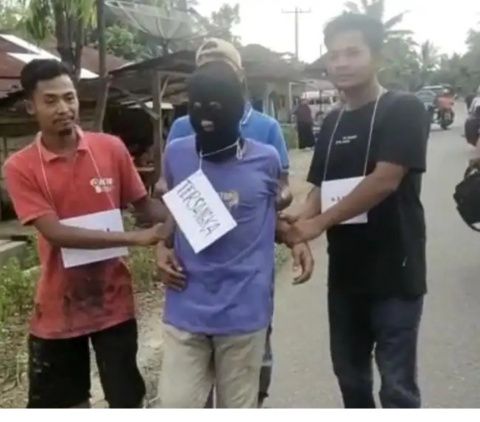 Pengangguran di Palas Curi Handphone di Warung, Diarak Warga Diserahkan Ke Polisi