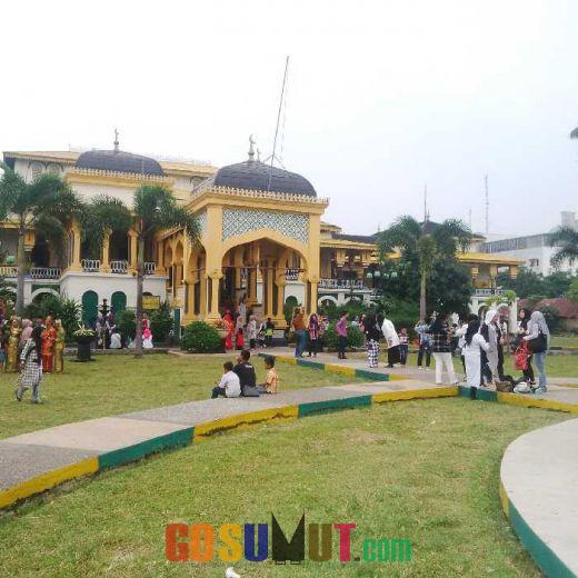 Libur Akhir Pekan, Puluhan Pelajar Dan Mahasiswa Kunjungi Istana Maimun