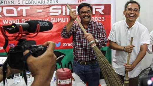 Secara Keroyokan Sejumlah Relawan Jokowi Giring Erry Nuradi Tegaskan Dukungan ke DJOSS