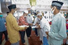 Pemkab-BKM Masjid Agung Achmad Bakrie Kisaran Santuni Kaum Dhuafa dan Anak Yatim