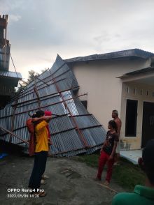 Lagi! Hujan Disertai Angin Puting Beliung Hantam 2 Unit Rumah di Sergai