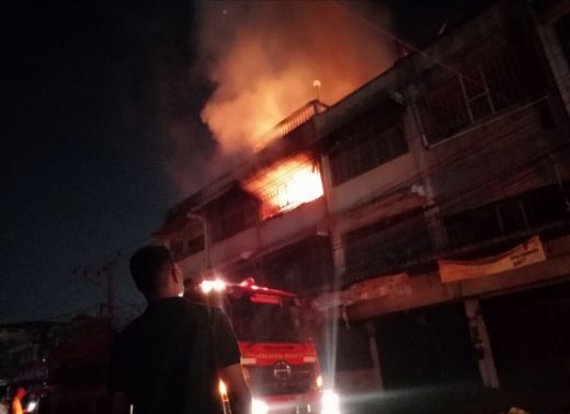 Ruko Tiga Lantai Terbakar di Jalan Veteran Medan, Diduga Korsleting Listrik