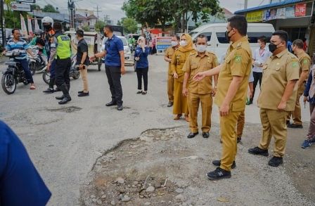 Bobby Janji Bulan Depan Jalan Rusak di Medan Selayang Diperbaiki
